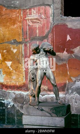 Statue d'un Satyr portant une chaussette à vent parfaitement conservée L'ancienne ville romaine de Pompéi, en Italie Banque D'Images