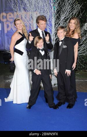 Jon bon Jovi et sa famille assistent au Gala des blancs d'hiver du Centerpoint au Palais de Kensington à Londres. 26 novembre 2013 © Paul Treadway Banque D'Images