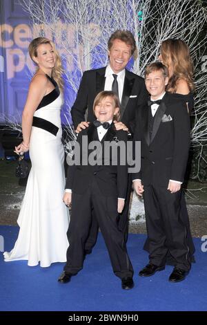 Jon bon Jovi et sa famille assistent au Gala des blancs d'hiver du Centerpoint au Palais de Kensington à Londres. 26 novembre 2013 © Paul Treadway Banque D'Images