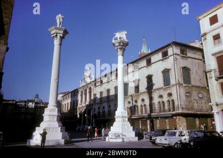 Colonnes portant le lion ailé de Saint-Marc et du Rédempteur et du Palais de Monte di Pietà sur la Piazza dei Signori, Vicenza, Vénétie, Italie - en 1964 Banque D'Images