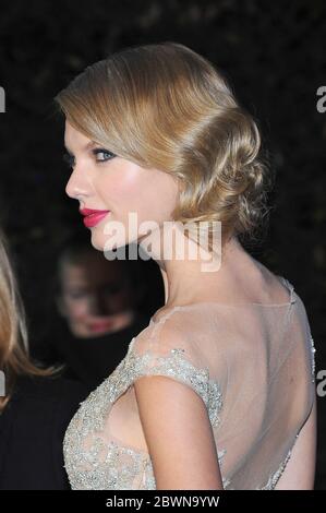 Taylor Swift assiste au Gala des blancs d'hiver du Centerpoint au Palais de Kensington à Londres. 26 novembre 2013 © Paul Treadway Banque D'Images