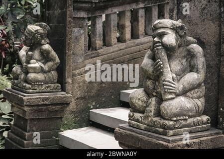 Sculpture traditionnelle en pierre balinaise pour la décoration de maisons et de temples à Bali, Indonésie Banque D'Images