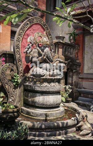 Sculpture traditionnelle en pierre balinaise de Ganesh pour la décoration de maisons et de temples à Bali, Indonésie Banque D'Images