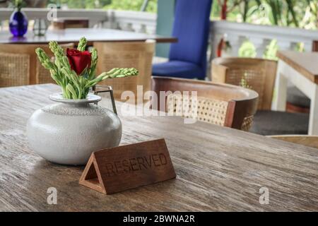 Panneau réservé en bois sur une table dans le restaurant tropical Banque D'Images