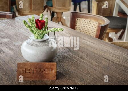 Panneau réservé en bois sur une table dans le restaurant tropical Banque D'Images