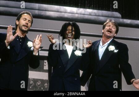 Billy Crystal, Whopi Goldberg et Robin Williams se sont produit sur scène à l'amphithéâtre Universal de Los Angeles pour le programme de secours aux comiques télévisé par HBO Banque D'Images