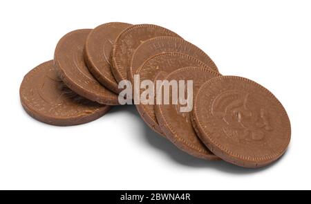 Pile de pièces de monnaie au chocolat isolée sur blanc. Banque D'Images