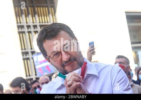 Chef du parti Lega, Matteo Salvini parle lors de la manifestation de centre-droit contre le gouvernement à la Piazza del Popolo donnant une voix à l'opposition et «aux nombreux Italiens qui veulent être entendus. Banque D'Images