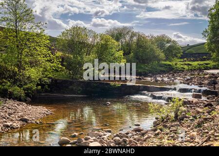 Un été trois image HDR d'une cascade sur la naissante rivière Swale près de Keld dans le parc national de Yorkshire Dales, Angleterre. 27 mai 2020 Banque D'Images