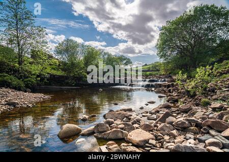 Un été trois image HDR d'une cascade sur la naissante rivière Swale près de Keld dans le parc national de Yorkshire Dales, Angleterre. 27 mai 2020 Banque D'Images