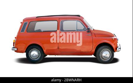 Vue avant d'une mini voiture italienne classique isolée sur blanc Banque D'Images