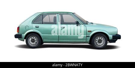 Vue latérale d'une voiture japonaise classique à hayon isolée sur fond blanc Banque D'Images