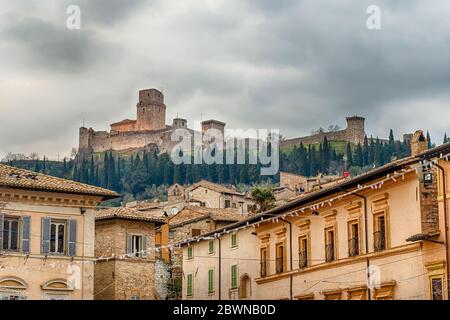 Vue sur Rocca Maggiore, forteresse médiévale dominant la ville d'Assise, l'une des plus belles villes médiévales du centre de l'Italie Banque D'Images