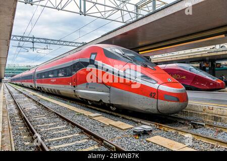 Red Bullet train - UN train électrique à grande vitesse rouge, Frecciarossa 1000 de Trenitalia, parking sur une plate-forme de la gare Termini de Rome. Rome, Italie. Banque D'Images