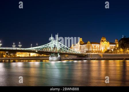 Pont Liberty et hôtel Gellert à Budapest la nuit Banque D'Images