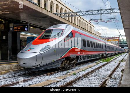 Silver Bullet train - UN train à grande vitesse argenté, Frecciargento ETR 600 de Trenitalia, prêt pour son prochain départ, à Rome Termini, Rome, Italie. Banque D'Images