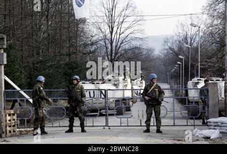 7 mars 1994 pendant la guerre en Bosnie : les soldats suédois de Nordbat 2 gardent sous un drapeau bosniaque aux portes de l'aéroport de Tuzla. Banque D'Images