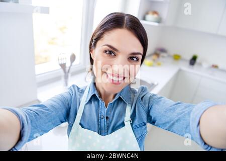 Portrait de la femme charmante satisfaite profiter de temps libre Covid-29 vacances faire selfie dans la maison de cuisine à l'intérieur Banque D'Images