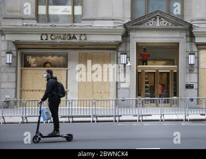 Un magasin Omega sur Fifth Avenue est monté après une longue nuit de troubles à Manhattan, alors que les manifestations, le pillage et les émeutes dans tout le pays se poursuivent suite à la mort de George Floyd aux mains de la police de Minneapolis à New York le mardi 2 juin 2020. L'ancien policier de Minneapolis Derek Chauvin a été arrêté vendredi jours après que la vidéo a circulé de lui tenant son genou au cou de George Floyd pendant plus de huit minutes avant la mort de Floyd. Les quatre agents impliqués dans l'incident ont également été congédiés du service de police de Minneapolis. Photo de John Angelillo/UPI Banque D'Images