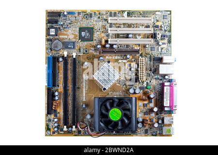 Ancienne carte mère Asus A7N8X-VM PC avec support AMD A, refroidisseur de stock et chipset Nvidia vue de dessus, simple produit studio tourné de dessus isolé sur blanc Banque D'Images