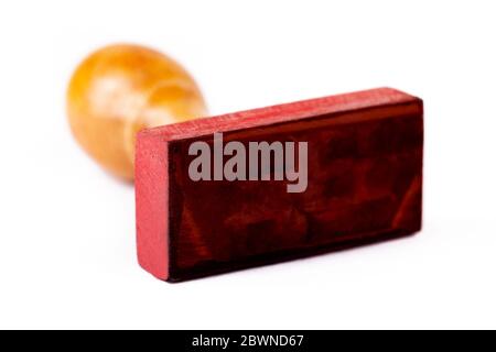 Image de la partie inférieure du tampon en bois vide, espace de texte. Tampon à main simple posé isolé sur fond blanc, objet découpé zone de texte Banque D'Images