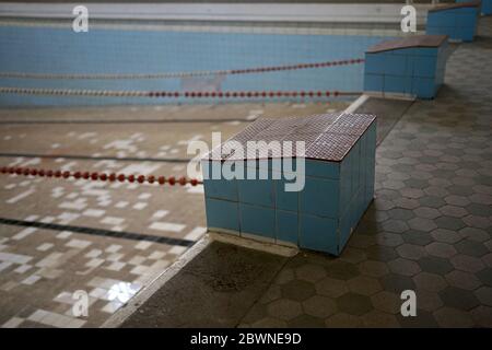 Détail de la baignoire de natation de l'époque impériale abandonnée avec échelle et planche de plongée Banque D'Images