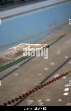 Détail de la baignoire de natation de l'époque impériale abandonnée avec échelle et planche de plongée Banque D'Images