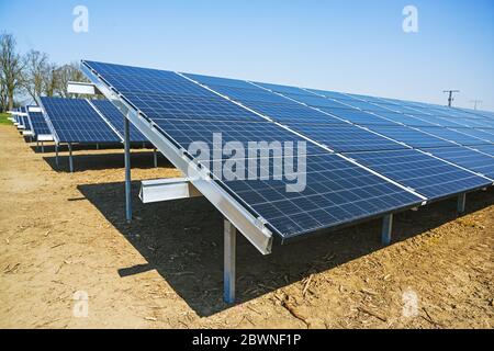 Champ avec capteurs solaires thermiques, les panneaux génèrent de l'énergie renouvelable par la technologie photovoltaïque, ciel bleu avec l'espace de copie, focus sélectionné, étroit Banque D'Images