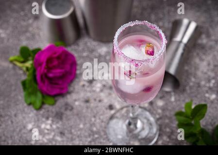 Cocktail rose avec champagne et sirop de rose Banque D'Images