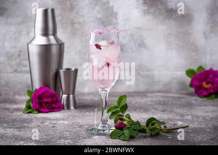 Cocktail rose avec champagne et sirop de rose Banque D'Images