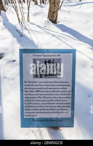 Signes interprétant l'histoire des personnes et des terres à la réserve naturelle de Bundy Hill dans le pays Isabella, Michigan, États-Unis [pas de libération de propriété; disponible Banque D'Images