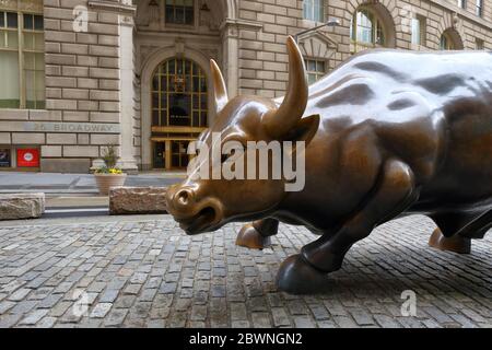 Chargement Bull par Arturo Di Modica, en face du 26 Broadway, New York.Une sculpture en bronze qui représente Wall Street. Pas de gens Banque D'Images