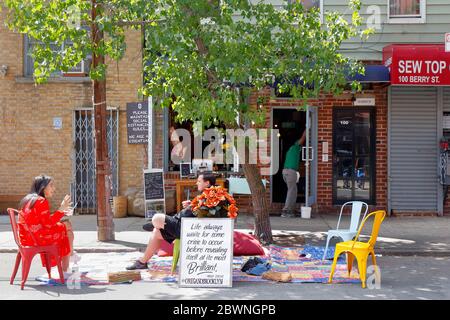 Origan, un restaurant italien à Williamsburg, Brooklyn avec des places en plein air sur une section temporairement fermée de Berry St pendant la crise de COVID. Banque D'Images