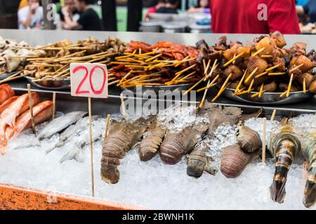 Homard de fruits de mer poulet poisson de rue avec prix étiquette à Kuala Lumpur, Malaisie. Banque D'Images