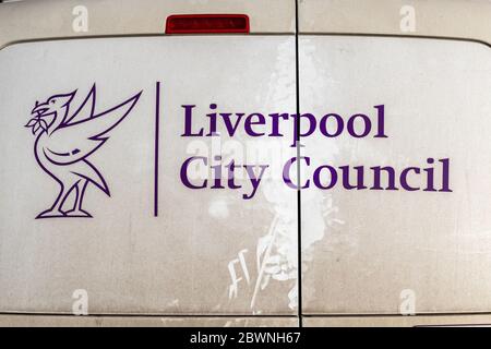 Portes arrière recouvertes de poussière de la fourgonnette Liverpool City Council avec logo d'oiseau de foie, Liverpool. Banque D'Images