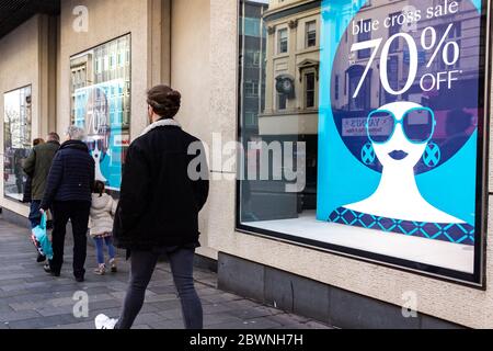 Affiche promotionnelle dans la fenêtre du magasin Debenhams, 70 % de rabais sur la vente de croix bleue, rue Lord, Liverpool Banque D'Images