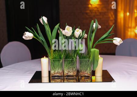 Joli bouquet blanc de printemps de tulipes dans un vase en verre Banque D'Images