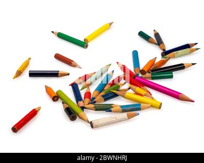 Crayons de couleur ancienne sur fond blanc. Banque D'Images