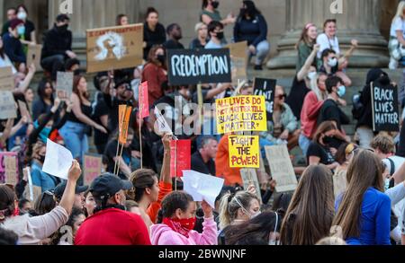 Les gens participent à un rassemblement de protestation Black Lives Matter devant le St George's Hall de Liverpool, à la mémoire de George Floyd, qui a été tué le 25 mai alors qu'il était en garde à vue dans la ville américaine de Minneapolis. Banque D'Images