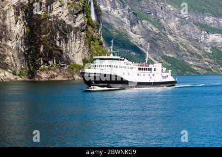 Geiranger, Geirangerfjord, Norvège - juin 2019 : bateau touristique bateau de baies flottant paquebot près de Geiranger dans Geirangerfjorden en été. Banque D'Images