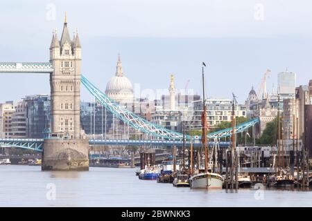 Vue du matin sur Tower Bridge, la City de Londres et la piscine de Londres avec ses bateaux amarrés. Banque D'Images