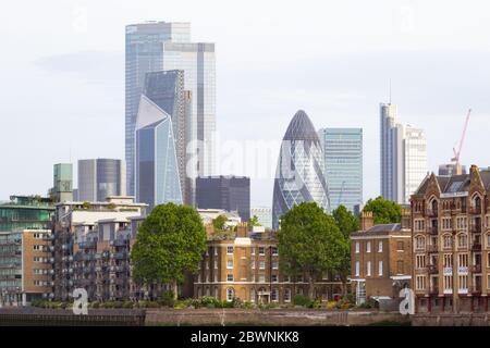 Londres de la Tamise à Wapping montrant des différences d'échelle architecturale entre les anciens et les nouveaux développements Banque D'Images