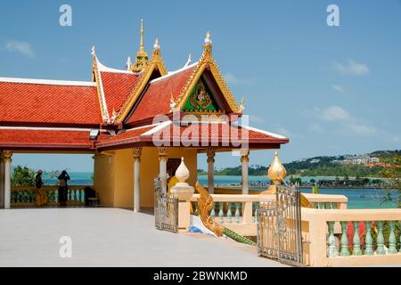 KO SAMUI, THAÏLANDE - 26 FÉVRIER 2020 : Grand Bouddha au temple Wat Phra Yai. Destination touristique célèbre. Banque D'Images