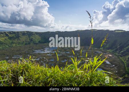 Le cratère de Rano Kau dormant est la principale source d'eau pour les résidents de l'île de Pâques. Banque D'Images