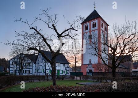 Centre du village Odenthal avec église paroissiale et vieux bâtiments au lever du soleil, Bergisches Land, Allemagne Banque D'Images