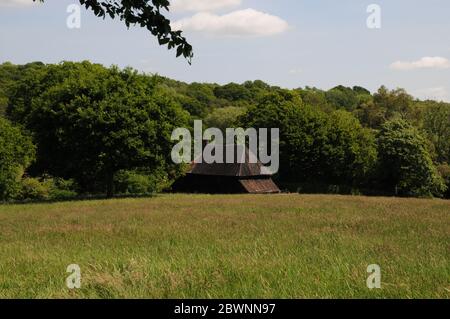 Une grange se niche dans le paysage boisé près du village de Mayfield, dans le Haut Weald de East Sussex. Banque D'Images