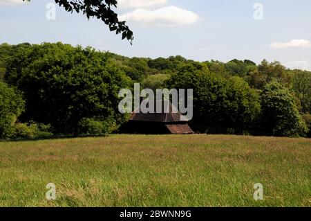 Une grange se niche dans le paysage boisé près du village de Mayfield, dans le Haut Weald de East Sussex. Banque D'Images