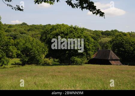 Une grange se niche dans le paysage boisé près du village de Mayfield, dans le Haut Weald de East Sussex. Banque D'Images