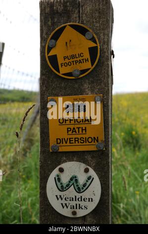 Panneau indiquant une promenade de Wealden et un sentier public près de Mayfield dans la haute Weald de East Sussex. Banque D'Images