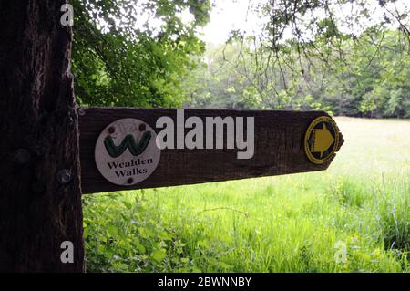 Panneau indiquant une promenade de Wealden et un sentier public près de Mayfield dans la haute Weald de East Sussex. Banque D'Images